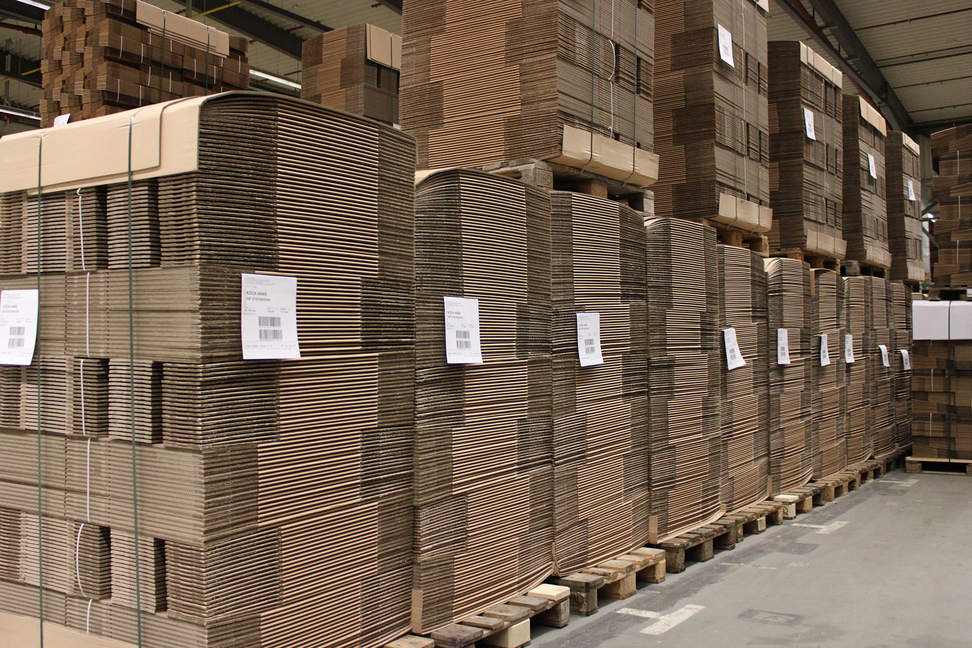 Kartons und Verpackungsmaterial im Lager von LSM